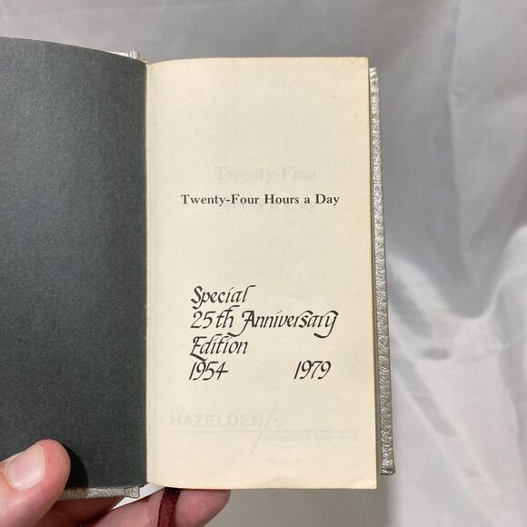 Twenty-Four Hours a Day Hazelden 25th Anniversary Edition 1979 Rare Hardcover - Picture 7 of 11